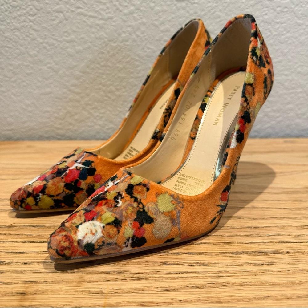 Patey Woman Velvet‎ Yellow Orange Heels Size 7.5